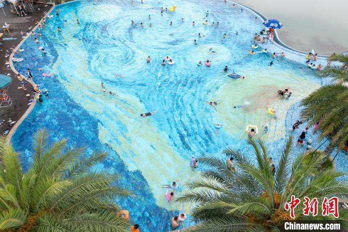 成都“星空”游泳池周末人氣旺:游泳池