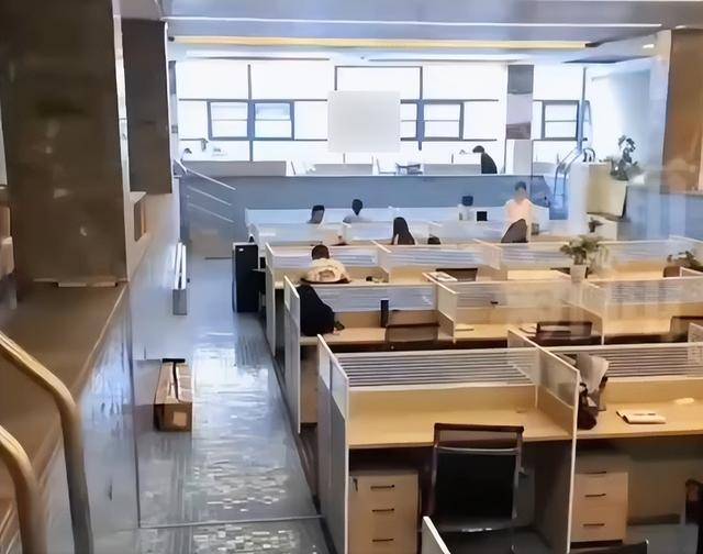 在“1.55米深水區(qū)”辦公？成都一公司游泳池“爆改”辦公室:游泳池