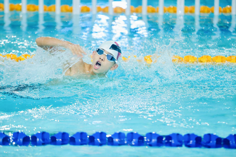 杭州有高中把軍訓(xùn)搬到了游泳池，第一名獎(jiǎng)品是潘展樂(lè)簽名照！:游泳池